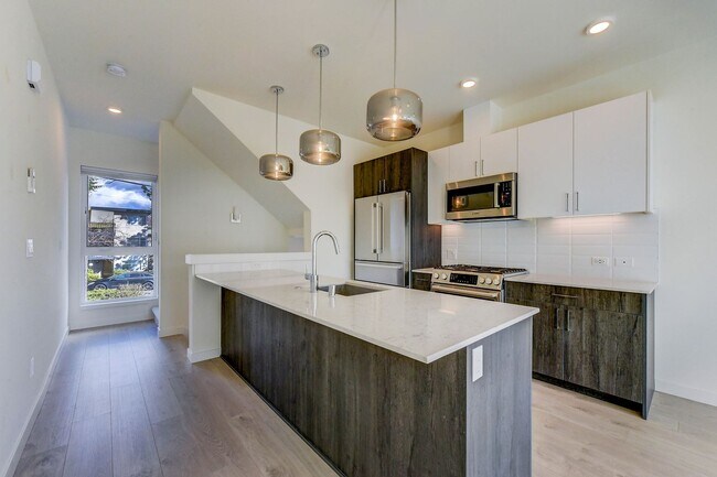 Building Photo - Terrific Townhome