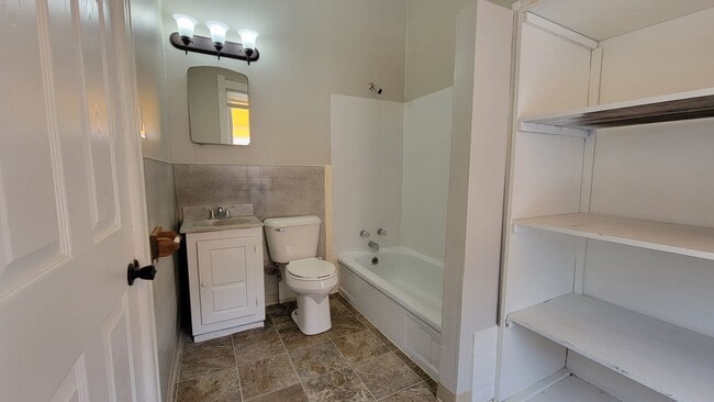 Building Photo - Spacious 1 bedroom and studio in the heart of Eat Street