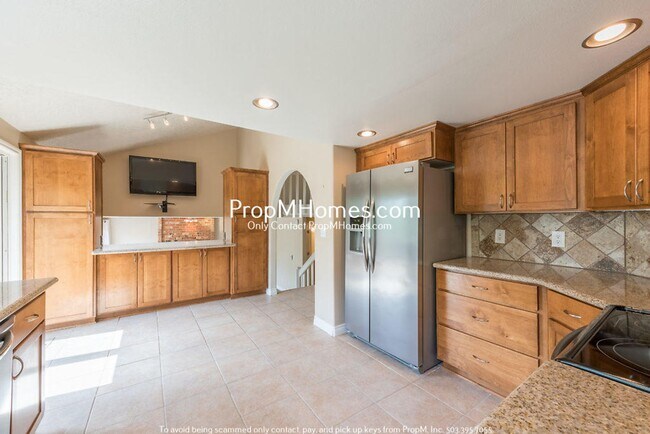 Building Photo - Spacious 3 Bedroom Home in Happy Valley - Large Fenced Yard!