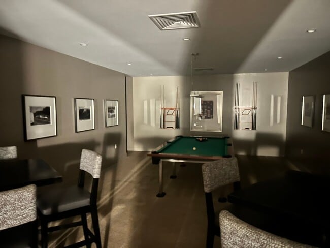 Building Photo - Spacious 2-bedroom, 2-bath with a View in Kakaako!