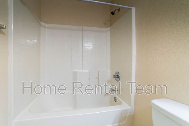 Building Photo - 37 Twin Oaks Pl