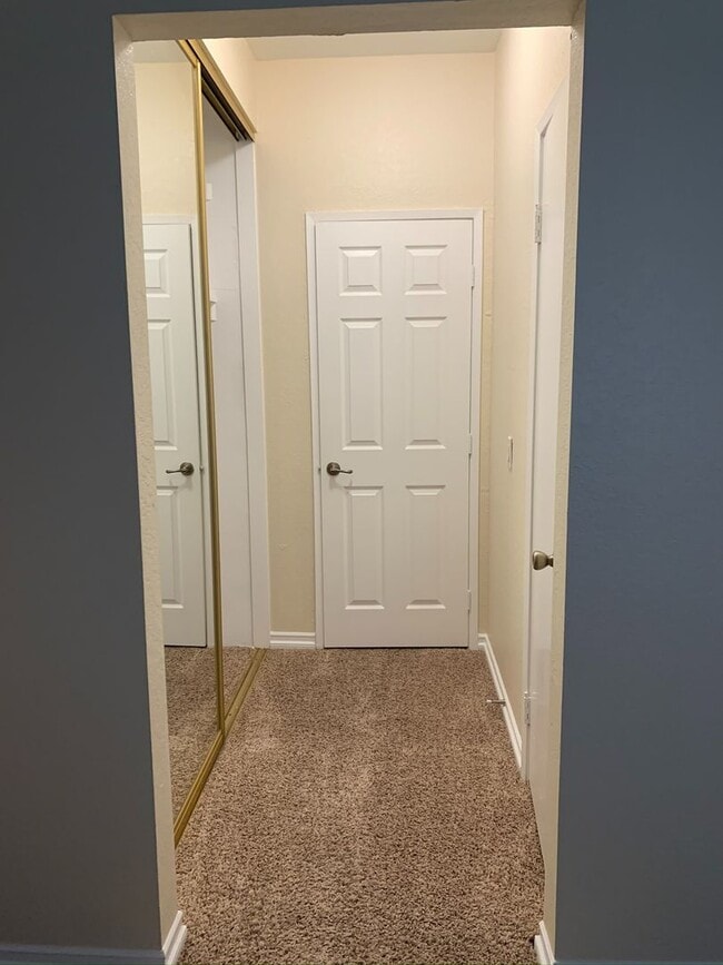 Building Photo - 2 bed / 2 bath unit in RSM available August 6th!!