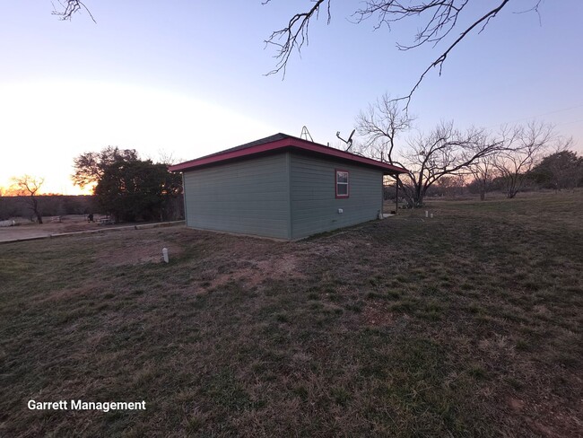 Building Photo - 1/1 House in the Country