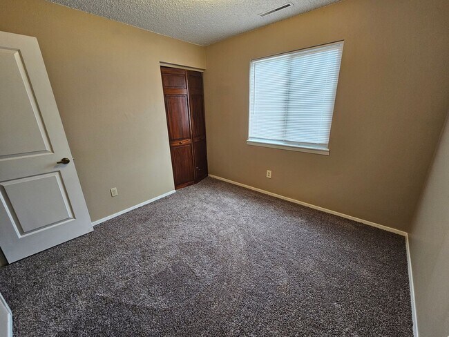 Building Photo - Great Fourplex LowerUnit!