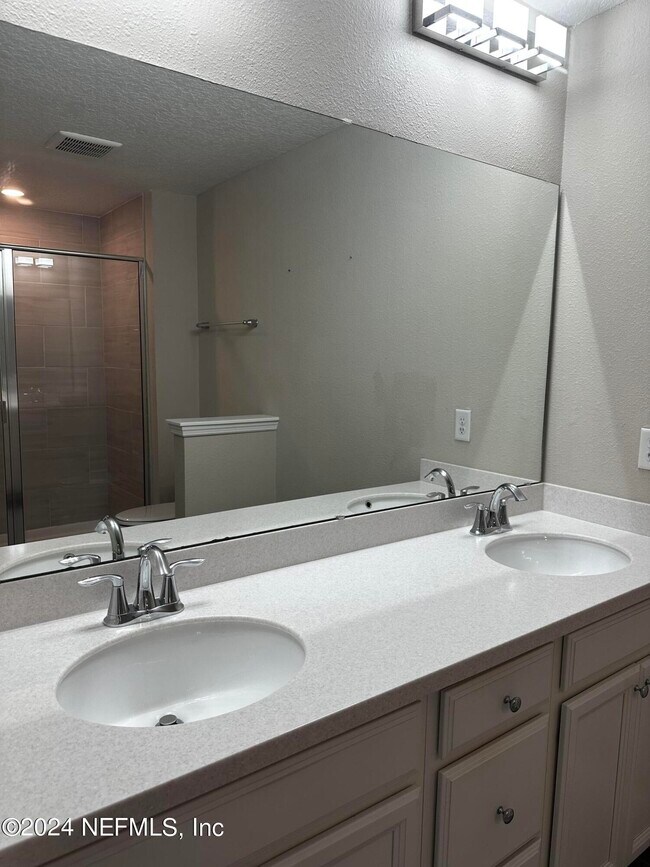 Building Photo - 7371 Palm Hills Dr