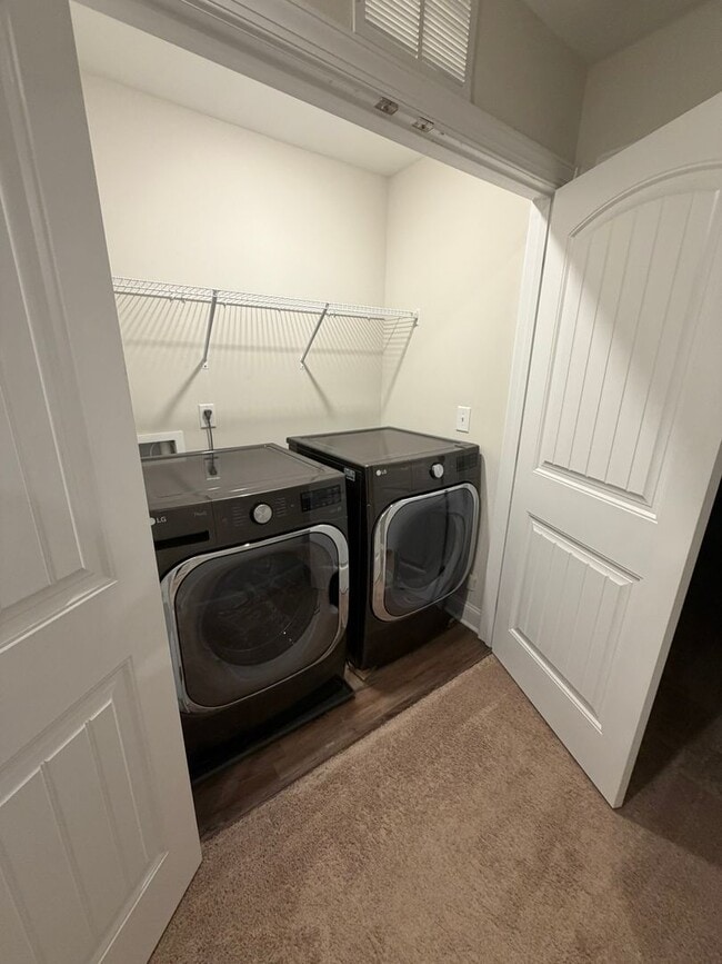 Building Photo - Spacious townhome in Riverwalk