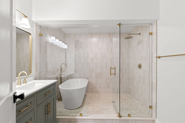 Building Photo - NEWLY RENOVATED Home For Rent in St Pete!