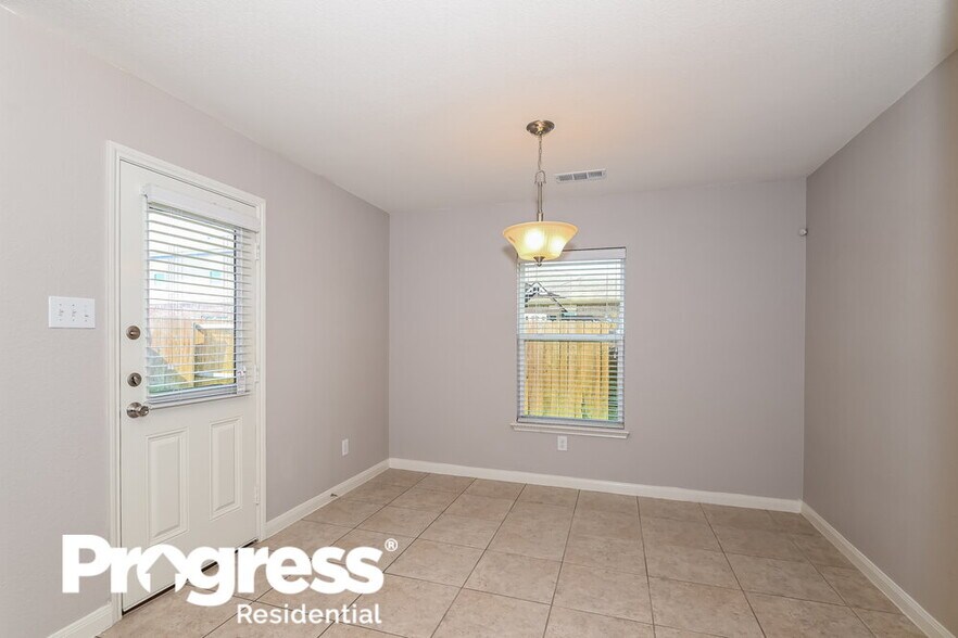 Building Photo - 1327 Chapman Dr