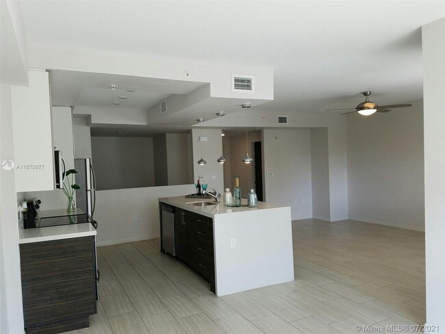 Building Photo - 805 SE 3rd Ave