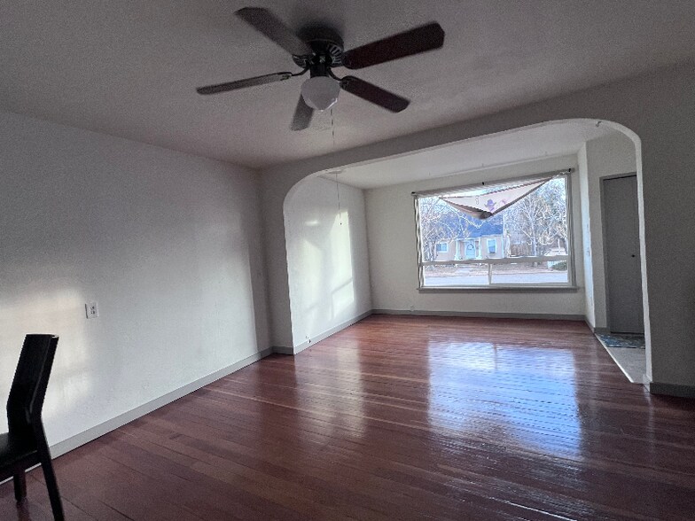 Building Photo - 105 E 12th St