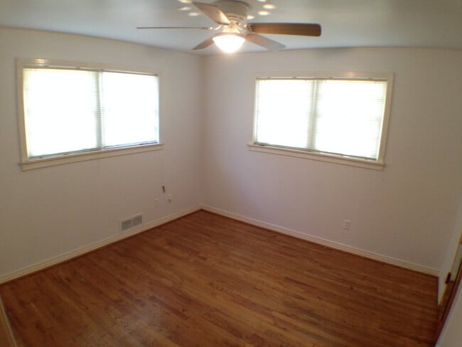 Building Photo - House with Wood Floors Convenient to Medic...