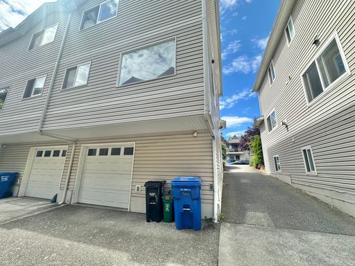 Building Photo - Lovely 3 bed Townhome near desirable Greenlake!