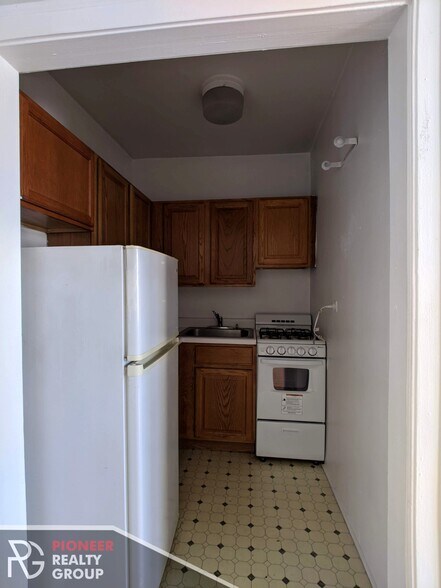 Building Photo - 711 W Belmont Ave
