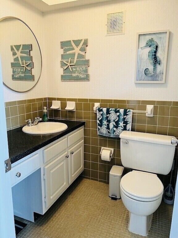 Bathroom w/tub and shower - 1859 Shore Dr S