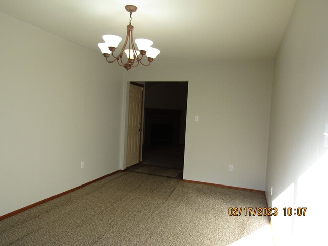 Building Photo - Crown Pointe Area!! PETS ARE NEGOTIABLE WI...