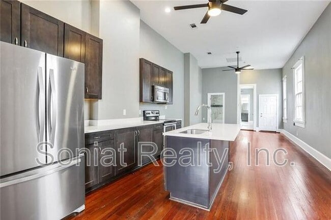 Building Photo - 2503 Burgundy St