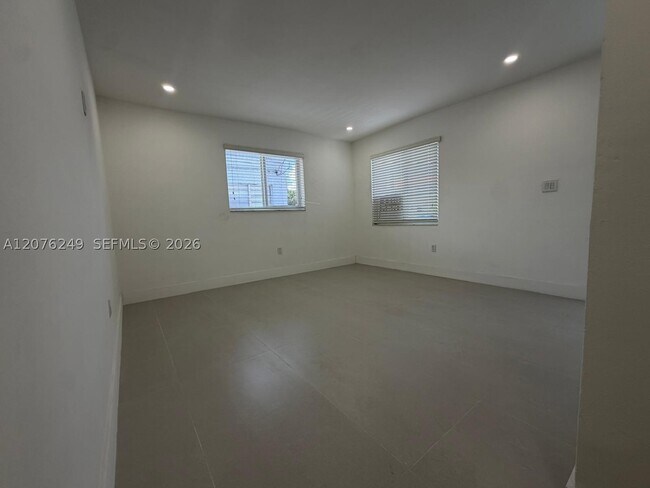Building Photo - 501 NW 25th Ct