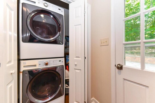 Building Photo - 4801 Sweetbriar Rd