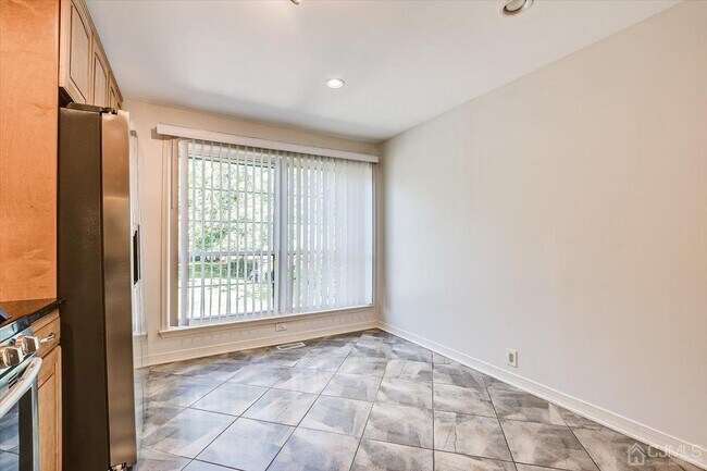 Building Photo - 3902 Springbrook Dr
