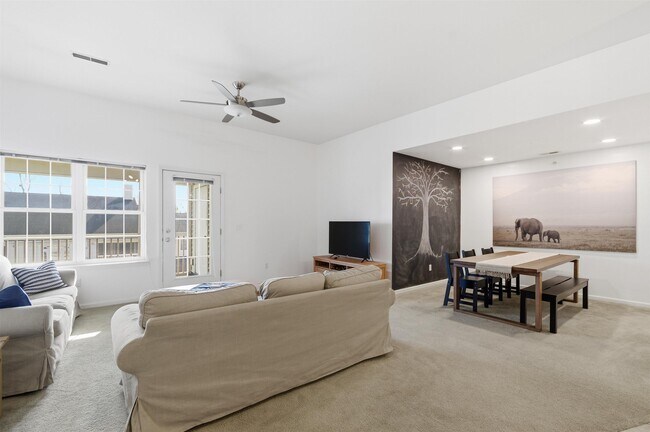 Building Photo - 2233 S Main St