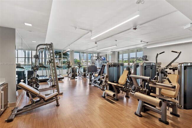 Building Photo - 10 Venetian Way