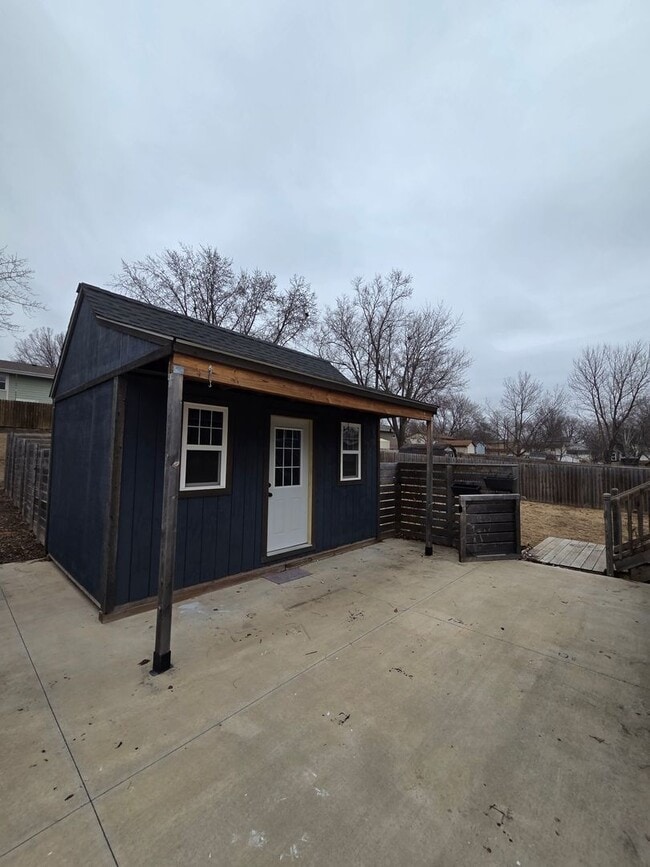 Building Photo - 215 Knoll Dr