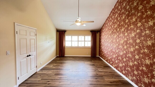 Building Photo - Wonderful 4 Bedroom 3 Bathroom Villa Park ...