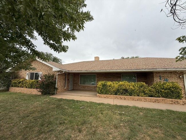 Building Photo - 3 Bed 3 Bath spacious home, with extra craft room, Lovely Backyard