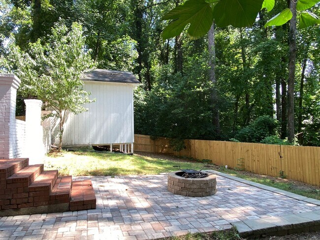 Building Photo - Amazing in town ranch awaits you!