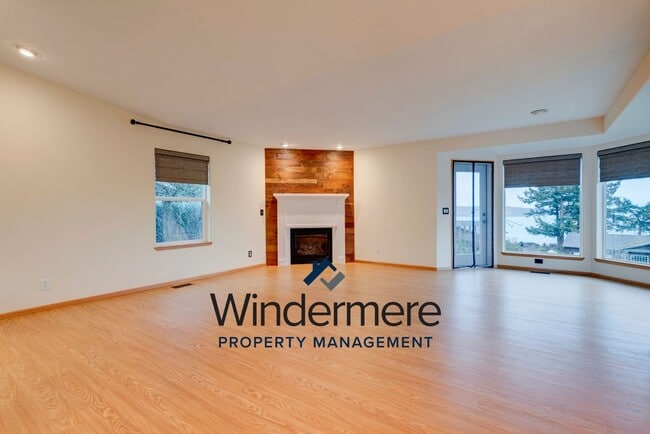 Building Photo - 3 bedroom 2.5 bath Two Story Home with a View! *Short lease only*