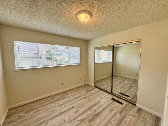 Building Photo - Newly Renovated Home Located in Seaside!
