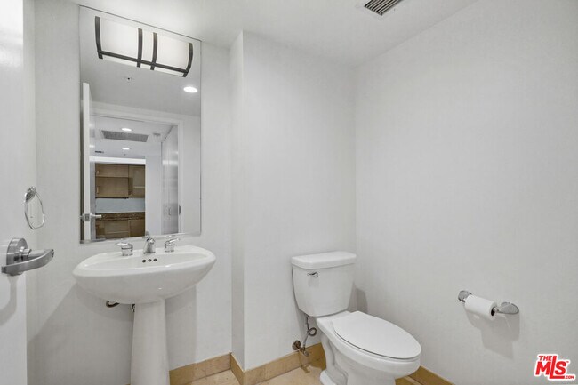 Building Photo - 13700 Marina Pointe Dr