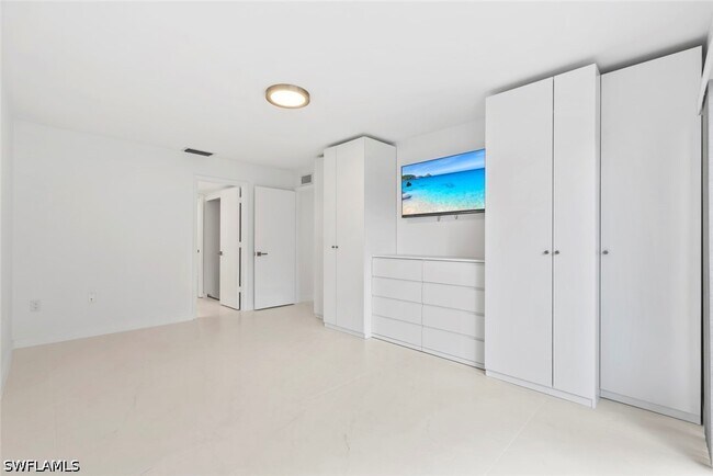 Building Photo - 879 Meadowland Dr