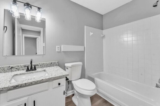 Building Photo - *NEWLY RENOVATED* 2 Bedroom Townhouse in D...