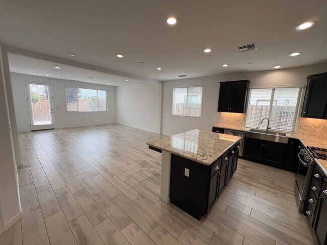 Building Photo - NW Visalia Home For Rent! Close to sports park & shopping centers!