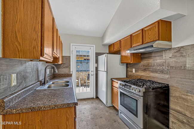 Building Photo - 667 Danube Dr