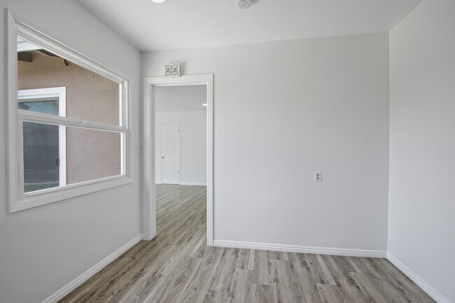 Building Photo - 785 N Victoria Dr