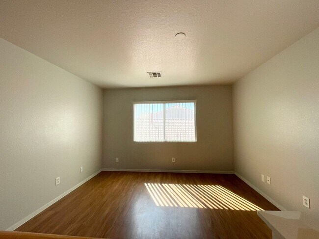 Building Photo - Beautiful 2 story 3 car garage single fami...