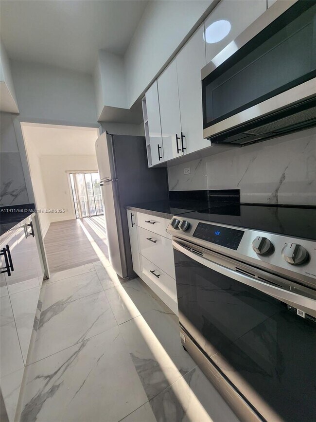 Building Photo - 2101 Normandy Dr