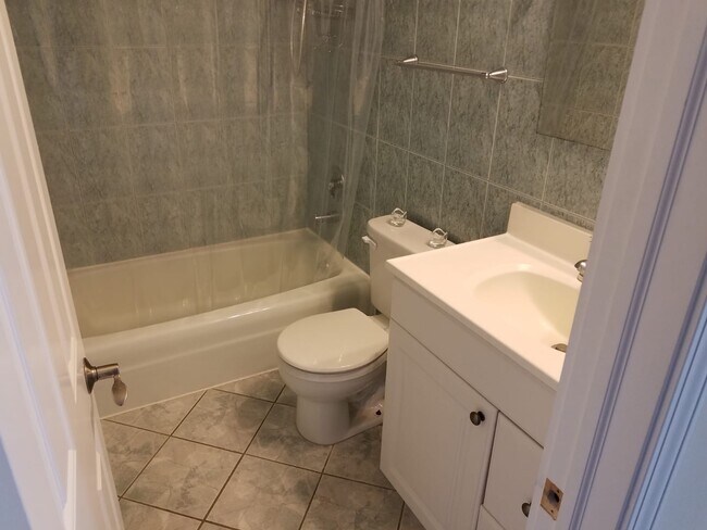 Building Photo - 9480 Bay Colony Dr