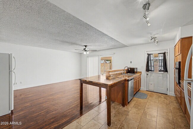 Building Photo - 1623 E Del Rio Dr