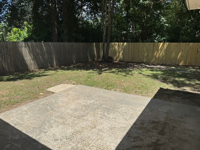 Building Photo - 104 Comanche Dr
