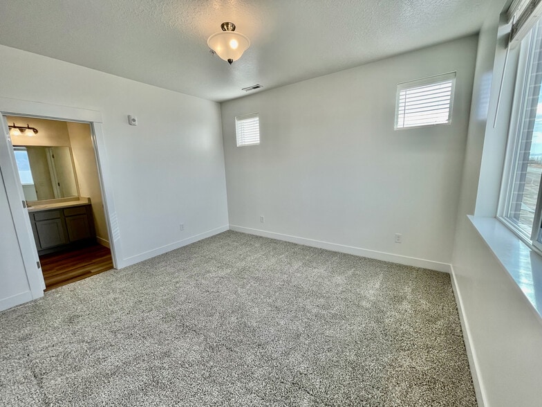 Building Photo - 641 N 380 W