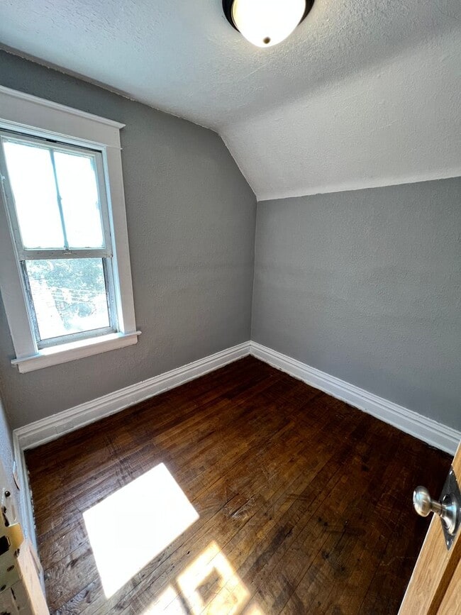 Building Photo - 708 E 6th St