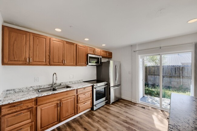 Building Photo - Move in ready unit on Fairway!