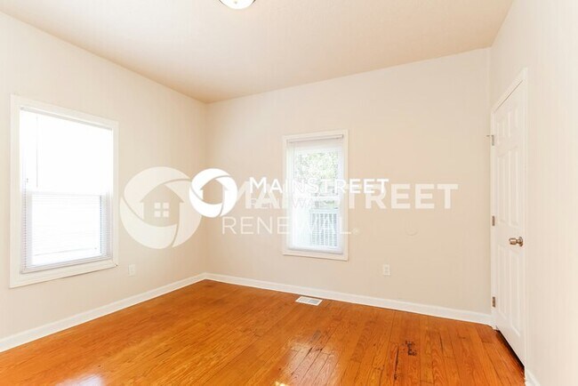 Building Photo - 4 Bedroom Pet-Friendly Home in Louisville, KY with Main Street Renewal