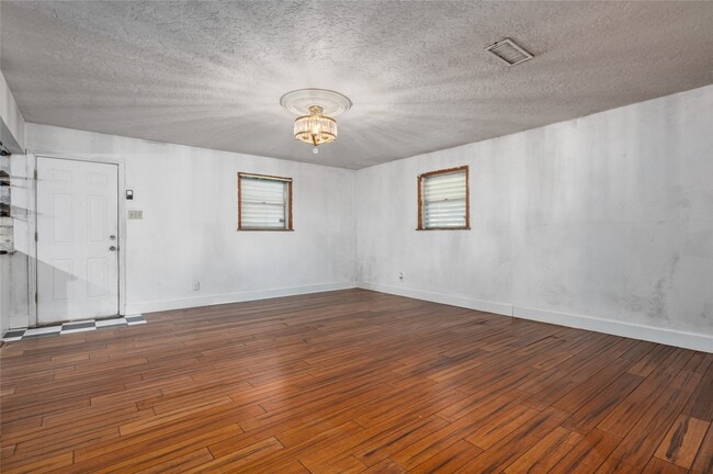 Building Photo - 1219 Park Ln