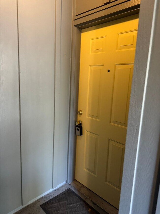 Building Photo - Refreshed Rental Rate One-Bedroom Condo Lo...