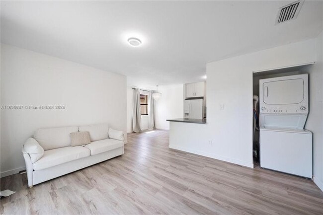 Building Photo - 2 bedroom in Miami Gardens FL 33169