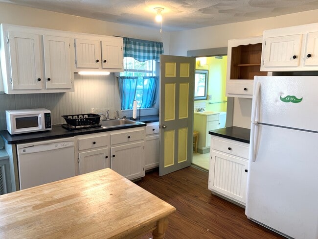 Building Photo - 15 Simmons St